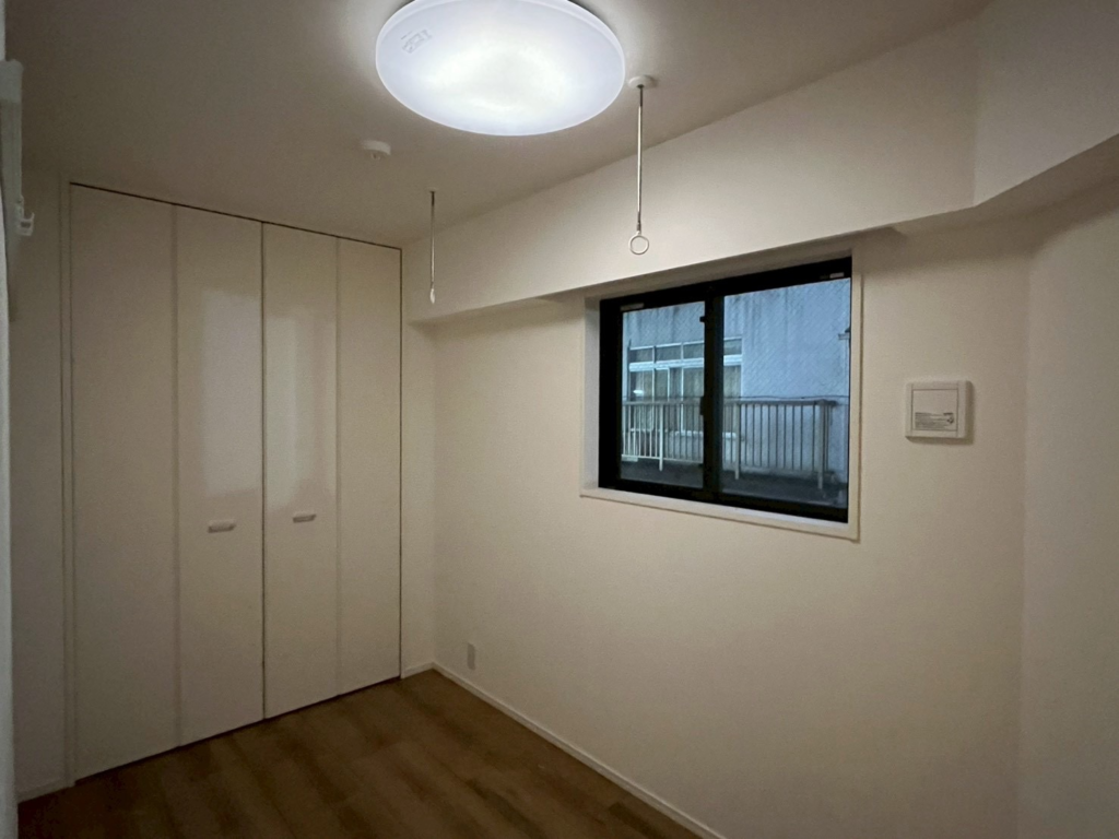 クロス(天井・壁)の貼り替え工事をしました。